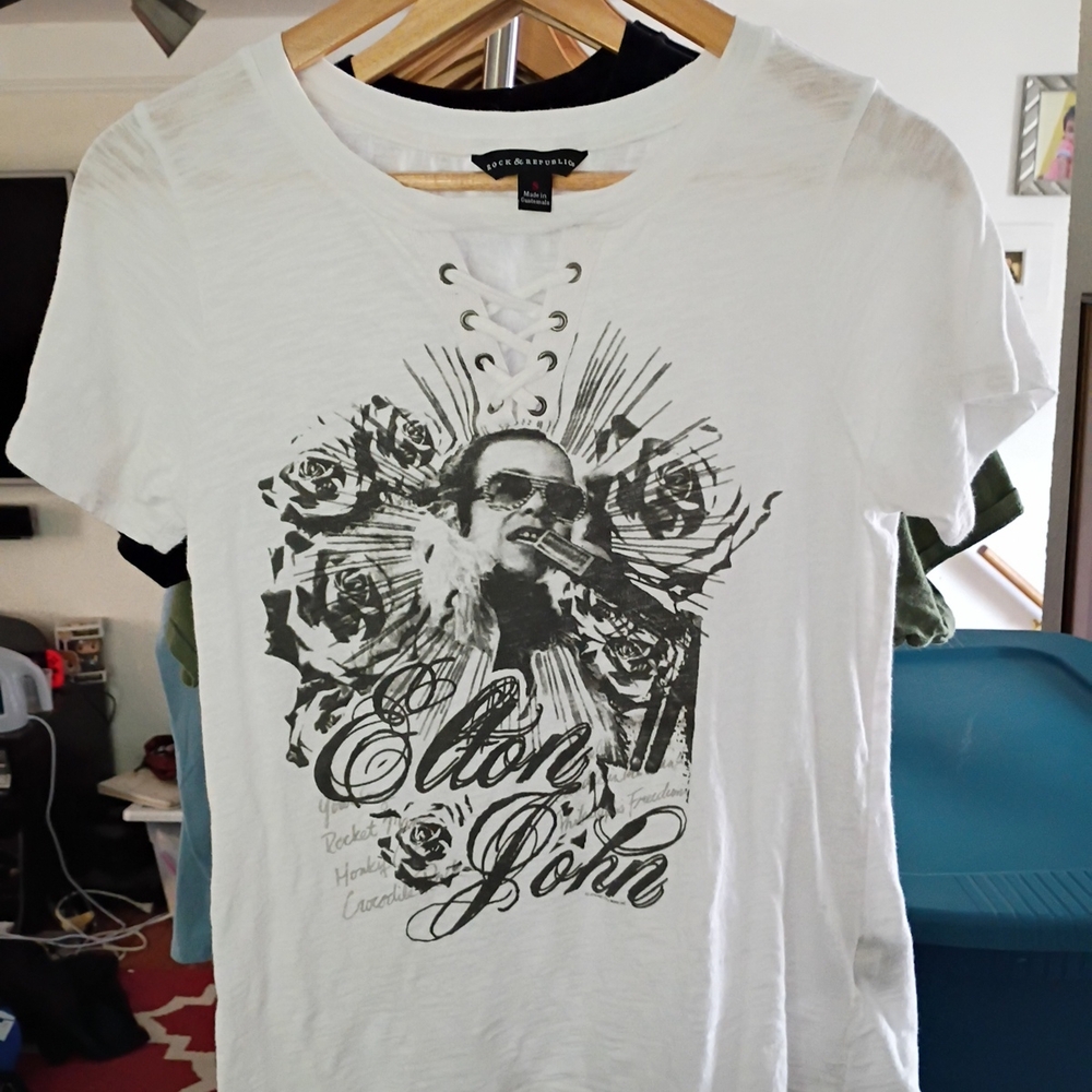 Rock & Republic White Graphic Crop Top